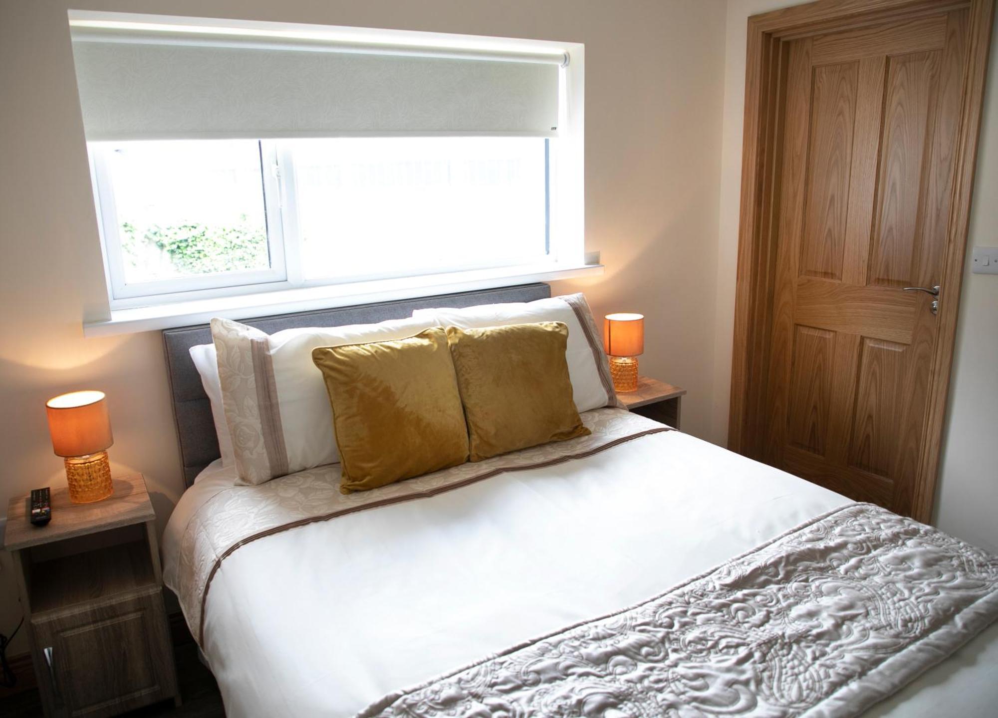 Arch House Apartments آثلون الغرفة الصورة