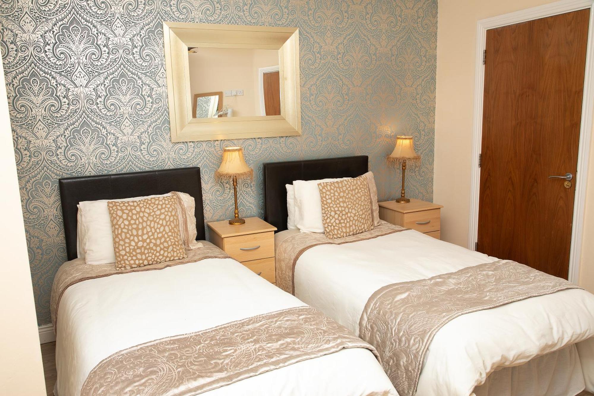 Arch House Apartments آثلون الغرفة الصورة